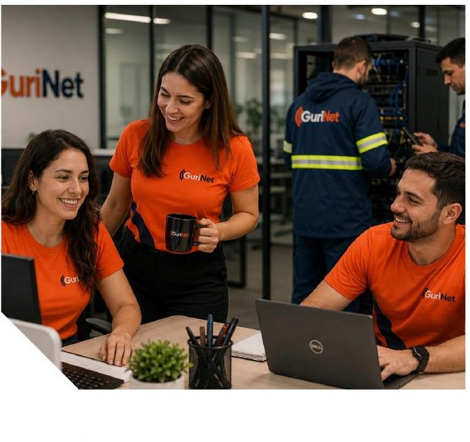 Equipe da Gurinet com uniformes laranja